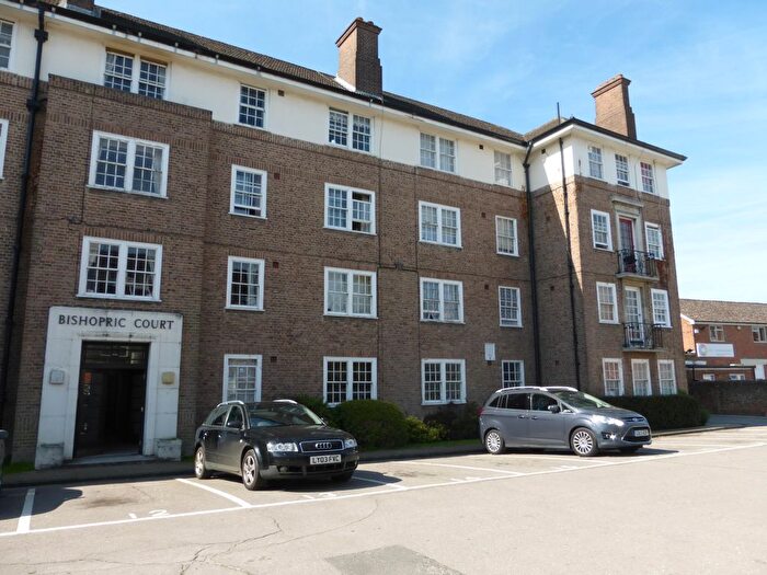 2 Bedroom Flat To Rent In Bishopric Court, Horsham, RH12