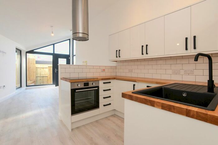 2 Bedroom Flat To Rent In Radcliffe Road, West Bridgford, Nottingham, NG2