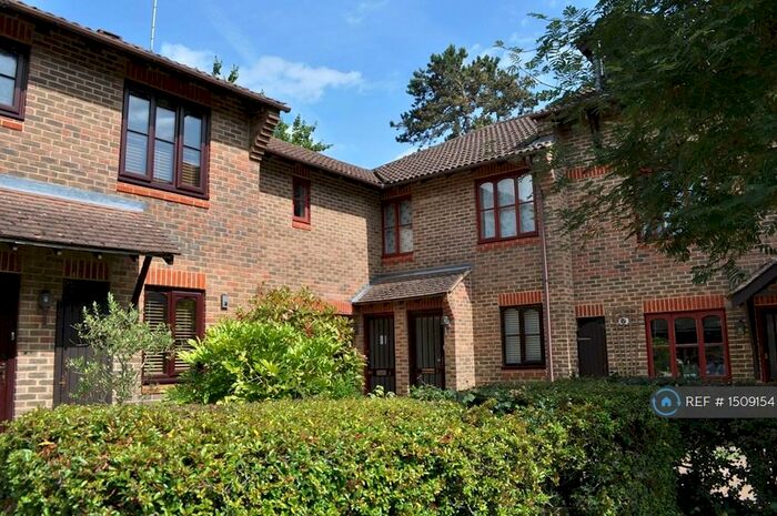 3 Bedroom Flat To Rent In Pottery Court, Wrecclesham, Farnham, GU10