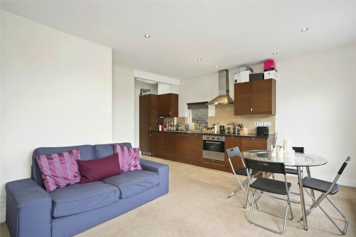 2 Bedroom Flat To Rent In Thornfield Road, London, W12