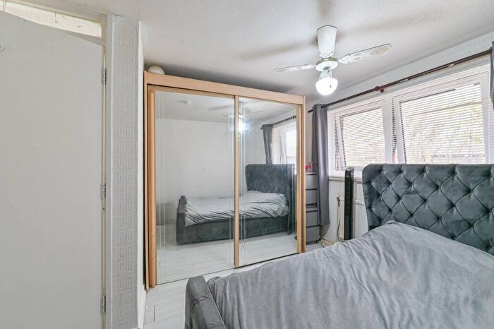 2 Bedroom Flat For Sale In Wivenhoe Close, Peckham, London, SE15