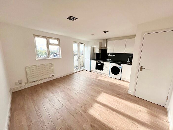 Studio To Rent In Seven Sisters Road, London, N7