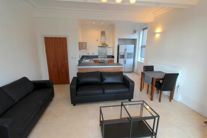 2 Bedroom Flat To Rent In Park Lane, Roundhay, Leeds, LS8