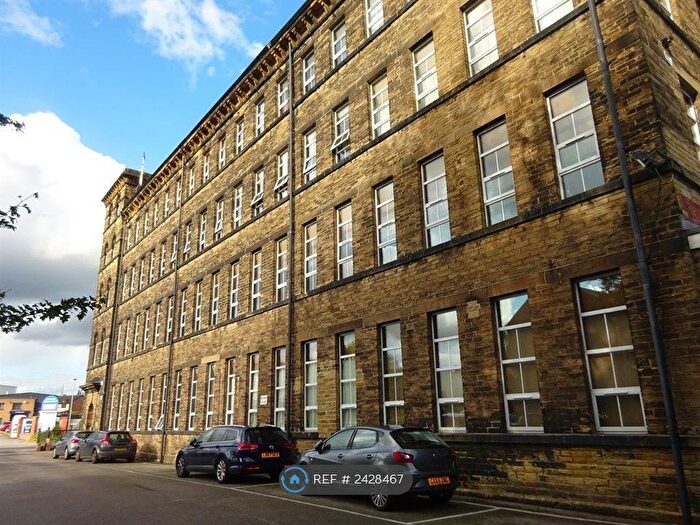 2 Bedroom Flat To Rent In Balme Road, Cleckheaton, BD19