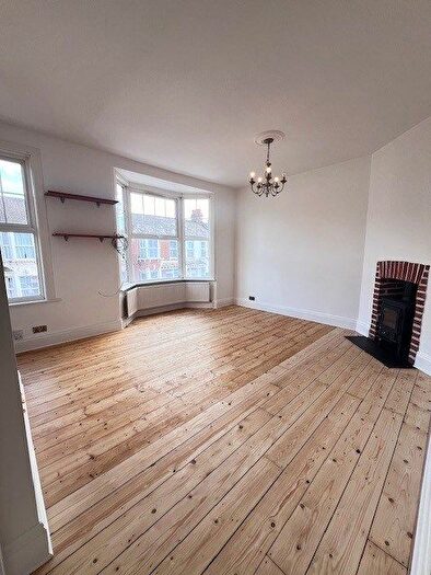 2 Bedroom Flat To Rent In Grange Avenue, London, N12