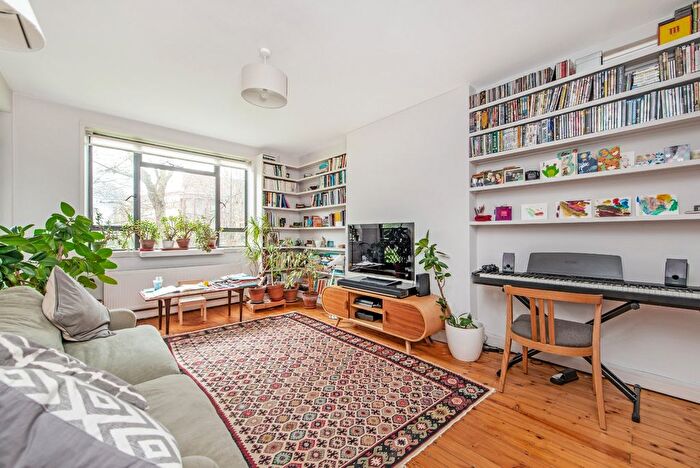 2 Bedroom Flat For Sale In Rosebery Avenue, Spa Green Estate, London, EC1R