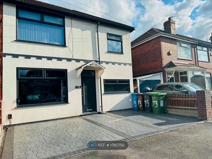 4 Bedroom Semi-Detached House To Rent In Chestnut Street, Chadderton, Oldham, OL9