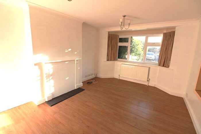 2 Bedroom Maisonette To Rent In Meadway Close, High Barnet, Barnet, EN5