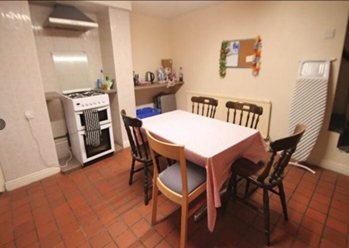 6 Bedroom Terraced House To Rent In Hessle Place, Hyde Park, Leeds, LS6