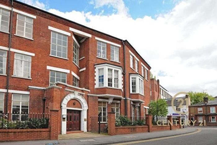 2 Bedroom Flat For Sale In Sigrist Square, Kingston Upon Thames, KT2