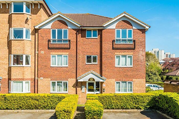 1 Bedroom Flat To Rent In Varsity Drive, Twickenham, TW1