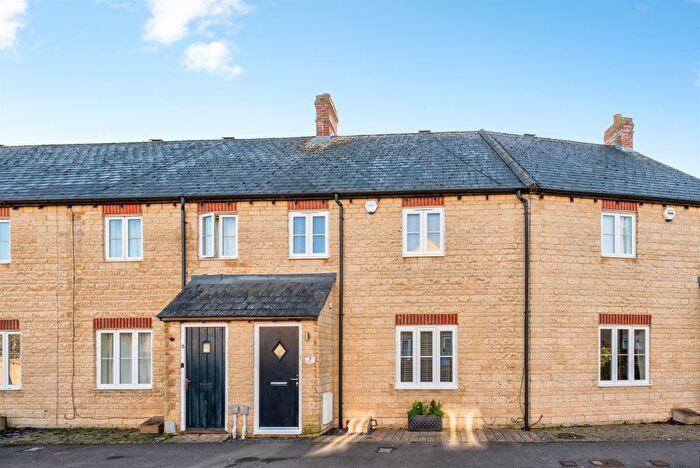 3 Bedroom Terraced House For Sale In Cedar Road, Carterton, OX18