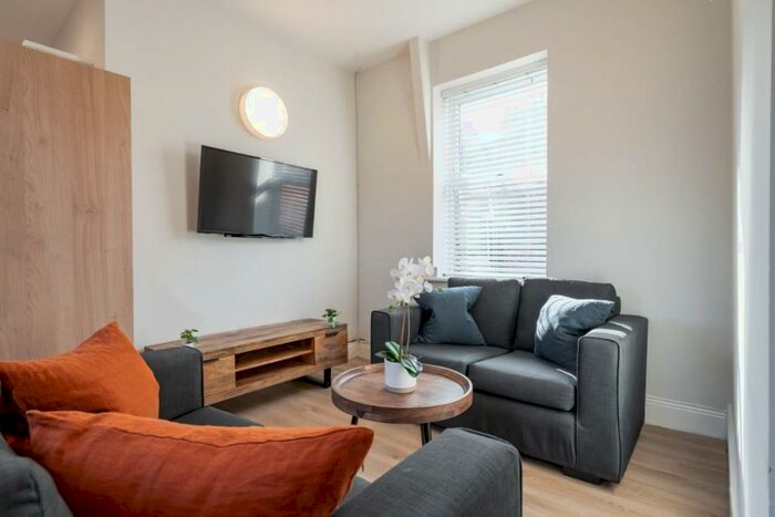 3 Bedroom Flat To Rent In Jesmond Road, Newcastle Upon Tyne, NE2