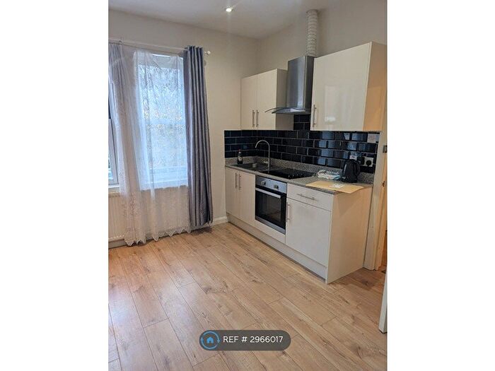 1 Bedroom Flat To Rent In Parvis Road, West Byfleet, KT14