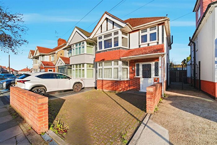 3 Bedroom Semi Detached House For Sale In Adelaide Road, Hounslow, TW5