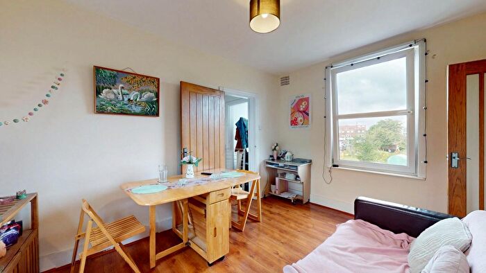 2 Bedroom Cottage To Rent In Point Cottages, Glenfield Road, Ealing, W13