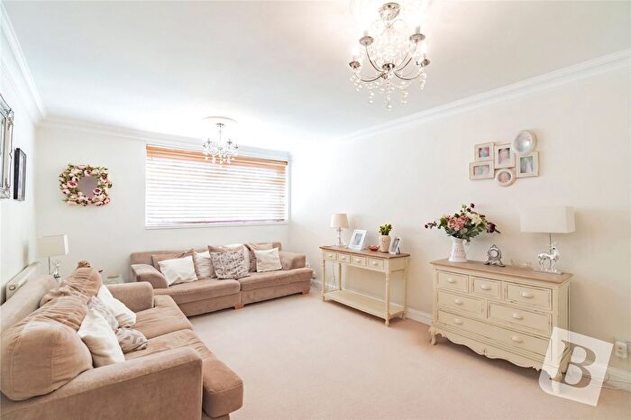 3 Bedroom Terraced House For Sale In Grosvenor Drive, Hornchurch, RM11