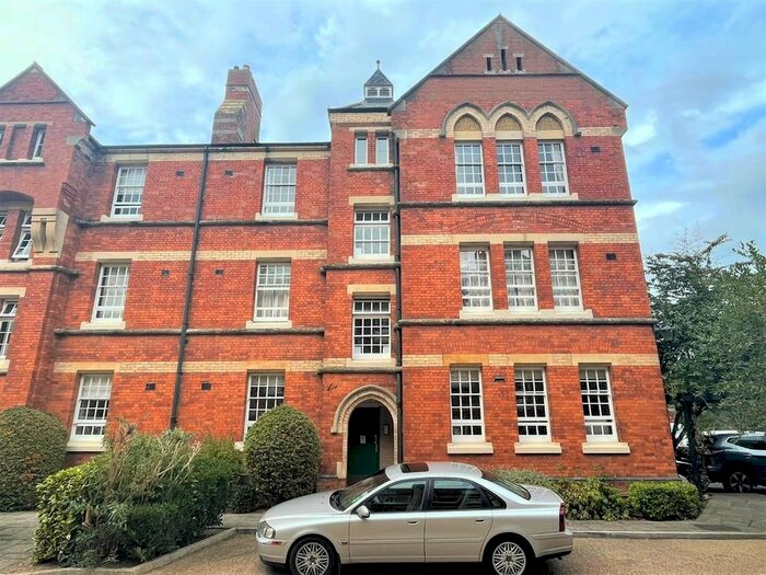 2 Bedroom Flat To Rent In The Mount, Taunton, TA1