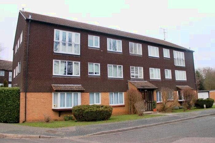 2 Bedroom Flat To Rent In Hallington Close, Woking, Surrey, GU21