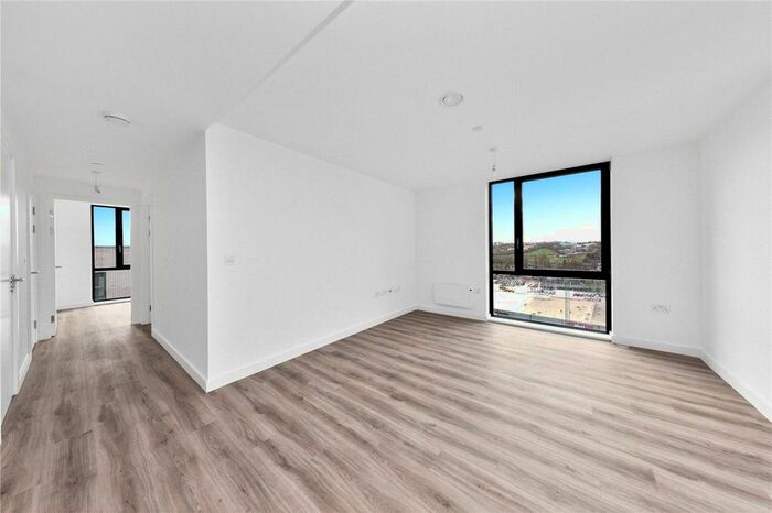 2 Bedroom Flat To Rent In Calibra Court, Kimpton Road, Luton, LU2