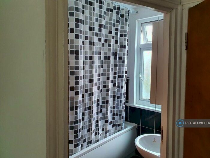 6 Bedroom Semi-Detached House To Rent In St Andrews Road London, London, E13