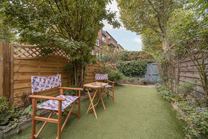 4 Bedroom Terraced House For Sale In Chambord Street, London, E2