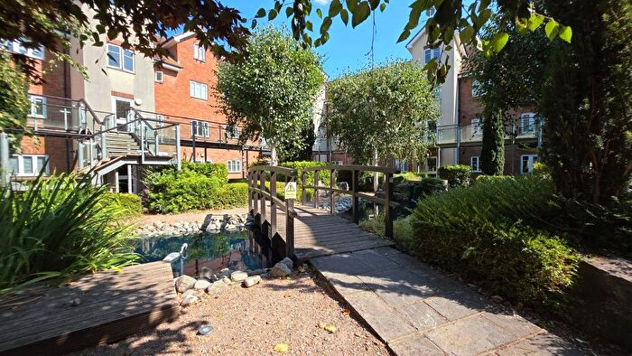 2 Bedroom Flat For Sale In Lumley Road, Horley, Surrey, RH6