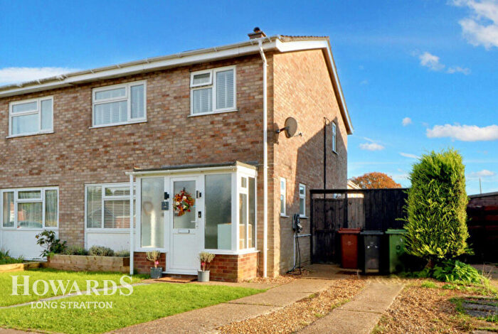 3 Bedroom Semi-Detached House For Sale In Welholmes Close, Long Stratton, NR15