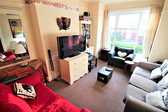 5 Bedroom Detached House To Rent In Hessle Terrace, Hyde Park, Leeds, LS6