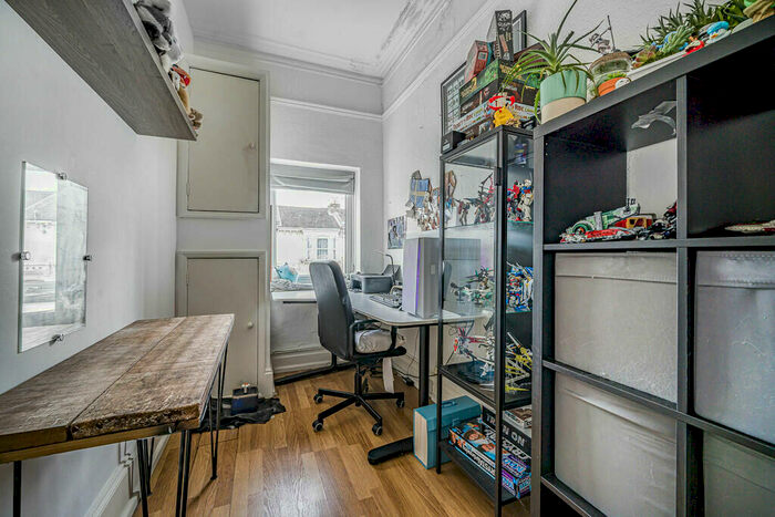 2 Bedroom Flat For Sale In Laburnum Grove, Portsmouth, Hampshire, PO2