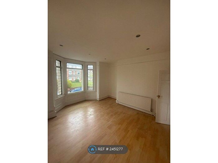 2 Bedroom Maisonette To Rent In Somerset Road, New Barnet, Barnet, EN5