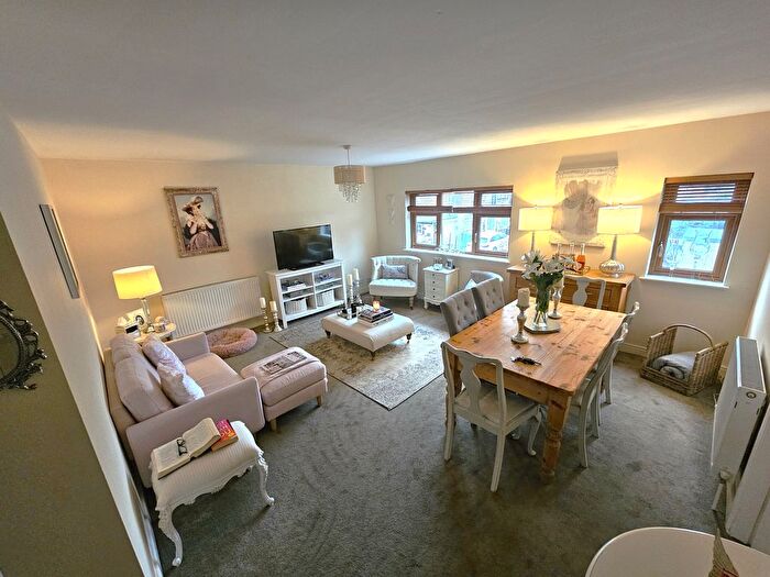 3 Bedroom Flat To Rent In Otley Road, Leeds, LS20