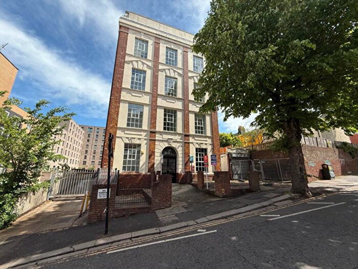 2 Bedroom Flat To Rent In The Brighton Deco Building, Coombe Road, Brighton, BN2