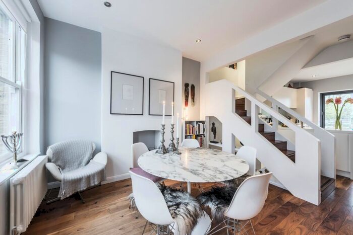 3 Bedroom Maisonette To Rent In Upper Street London, N1