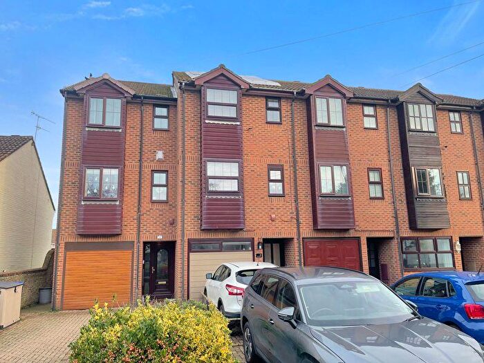 3 Bedroom Town House For Sale In Downview Road, Worthing, BN11