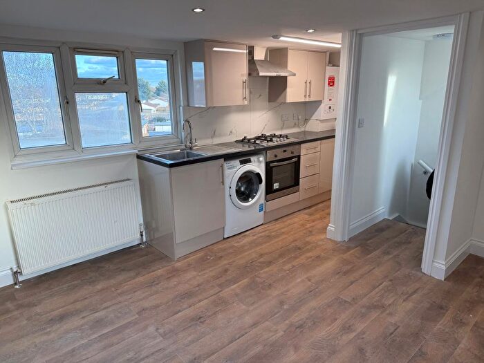 3 Bedroom Flat To Rent In Berkeley Avenue, Hounslow, TW4