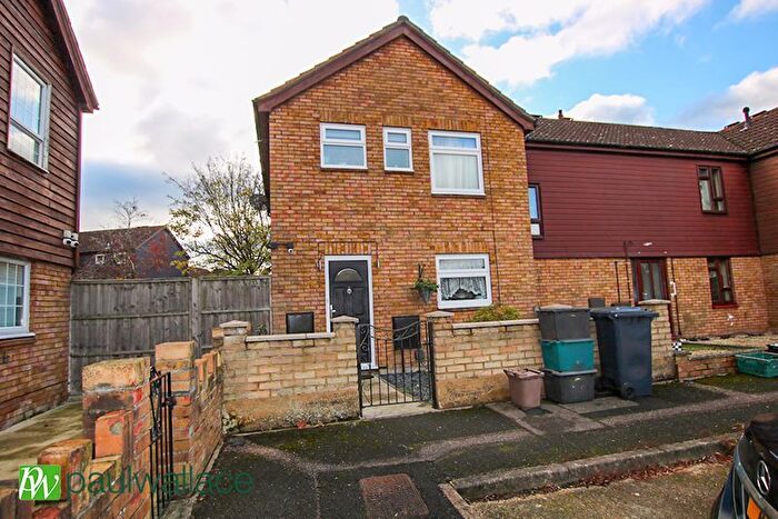 3 Bedroom Terraced House For Sale In Galloway Close, Turnford, EN10