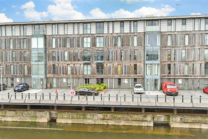 2 Bedroom Flat For Sale In Dock Head Road, Chatham, Kent, ME4