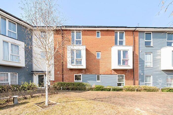 2 Bedroom Flat For Sale In Howden Drive, Addlestone, Surrey, KT15
