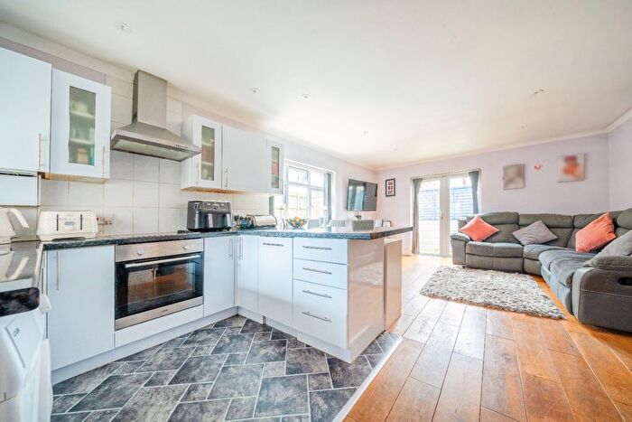 2 Bedroom Maisonette For Sale In Shepperton, Surrey, TW17