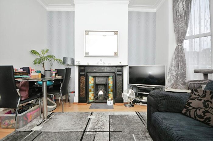 2 Bedroom Flat For Sale In Honley Road, London, SE6