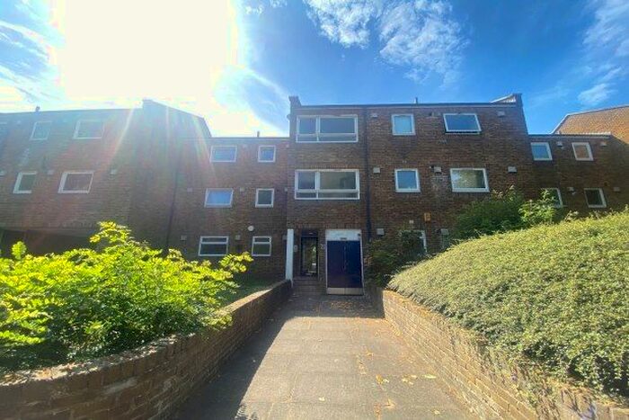 2 Bedroom Flat To Rent In Nantes Close, London, SW18