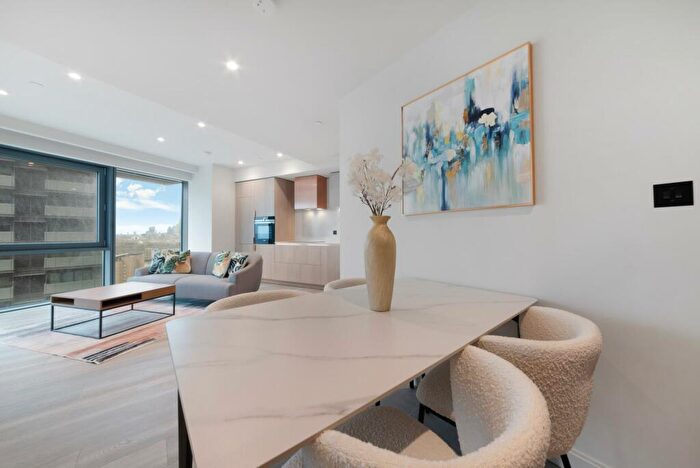 2 Bedroom Apartment To Rent In Aspen, Marsh Wall, London, E22