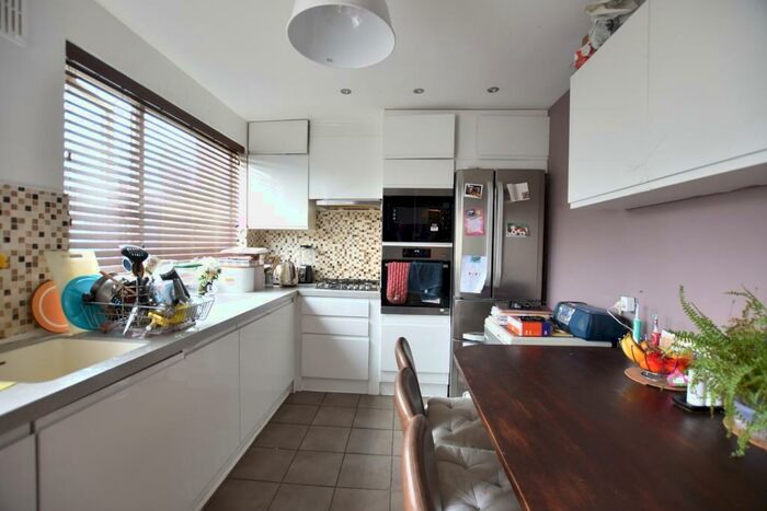 2 Bedroom Maisonette To Rent In Garfield Road, Canning Town, E13