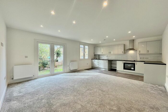 2 Bedroom Flat To Rent In Lancaster Crescent, Southend-On-Sea, SS1