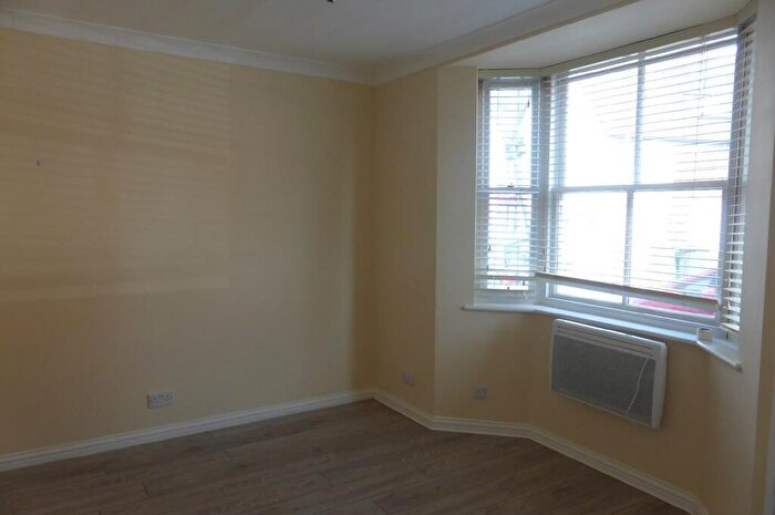 1 Bedroom Flat To Rent In High Street, Ewell, KT17