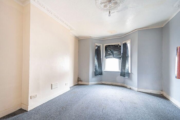 2 Bedroom Flat For Sale In Belton Road, Willesden Green, London, NW2
