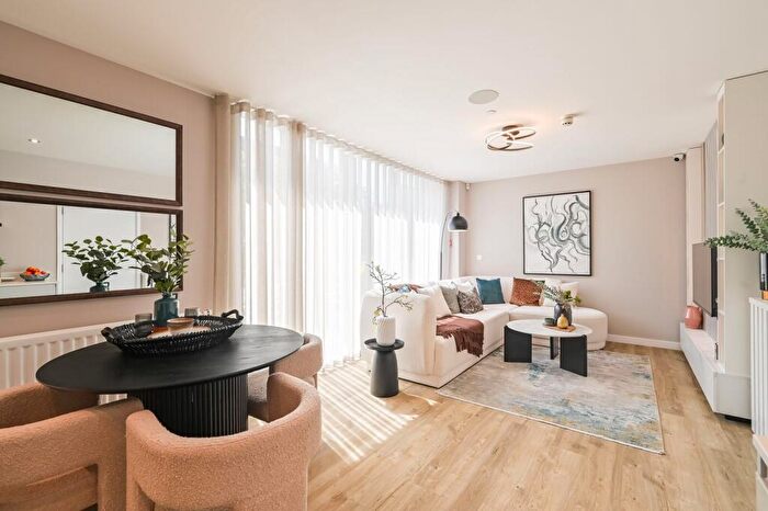 3 Bedroom Flat For Sale In Park Quarter, Barnet, EN4