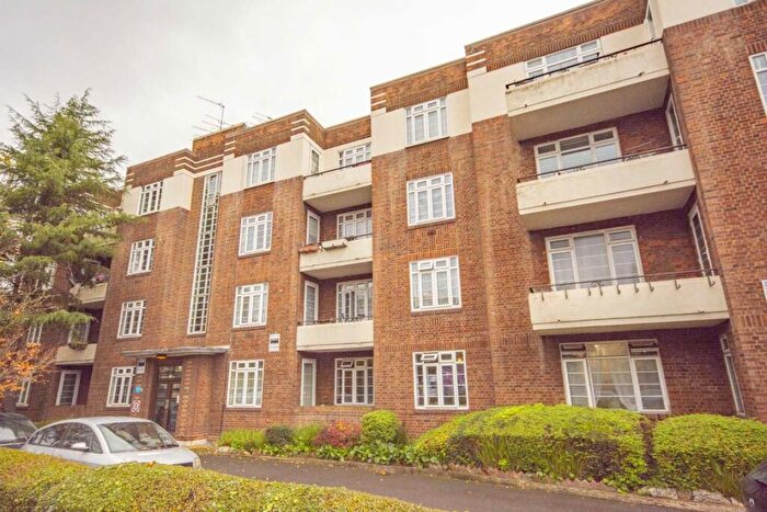 3 Bedroom Flat To Rent In North Circular Road, London, NW11