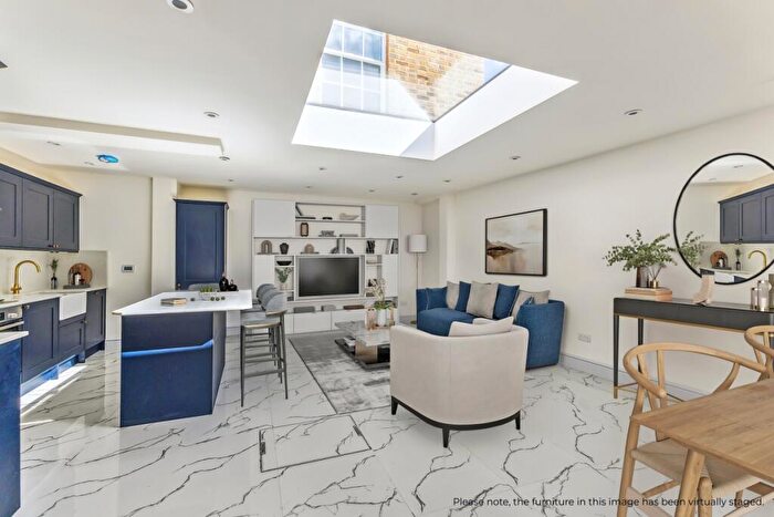 3 Bedroom Flat To Rent In High Street Windsor, SL4